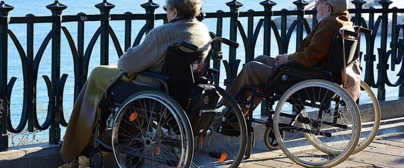 osoby starsze na wózkach inwalidzkich
